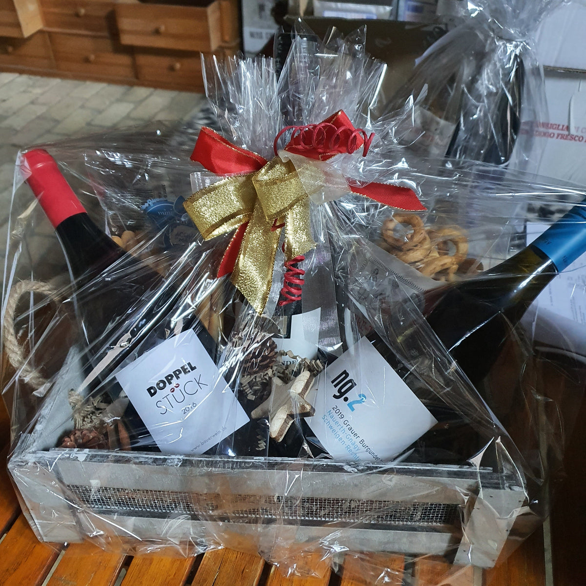 Präsentkorb Der Klassiker mit zwei Weinen und Feinkost, Weinladen Bad Schönborn